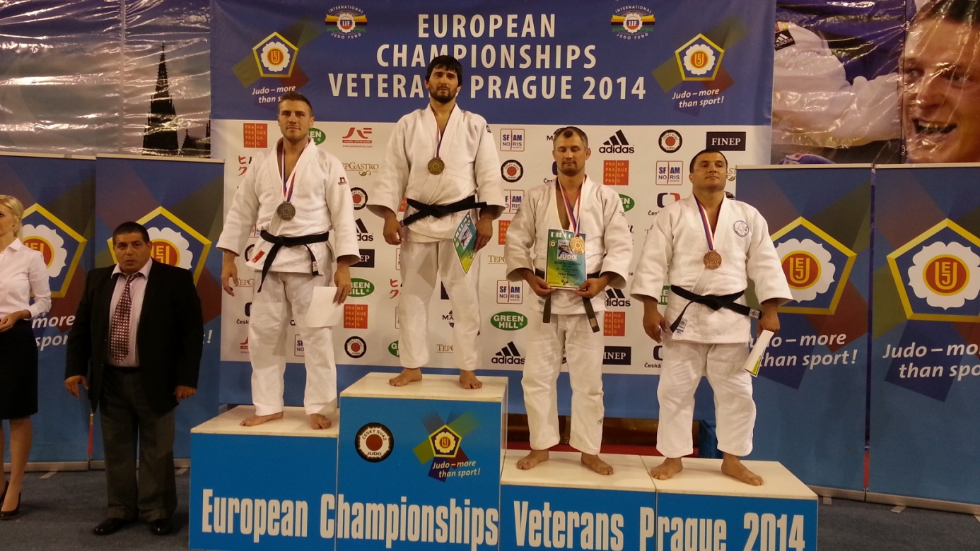 Szaszkó Ákos (balról az első) az M2-es kategória 90 kilósai között lett európa-bajnoki ezüstérmes