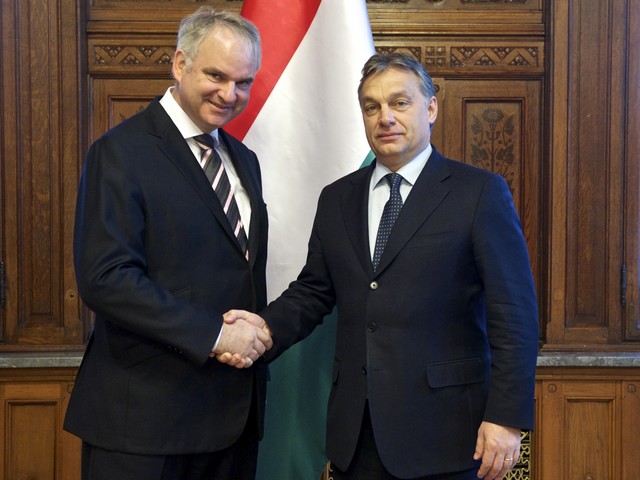 Orbán Viktor miniszterelnök és Johannes Teyssen, az E.ON elnök-vezérigazgató pénteken a parlamentben. Fotó: Miniszterelnökség / Árvai Károly